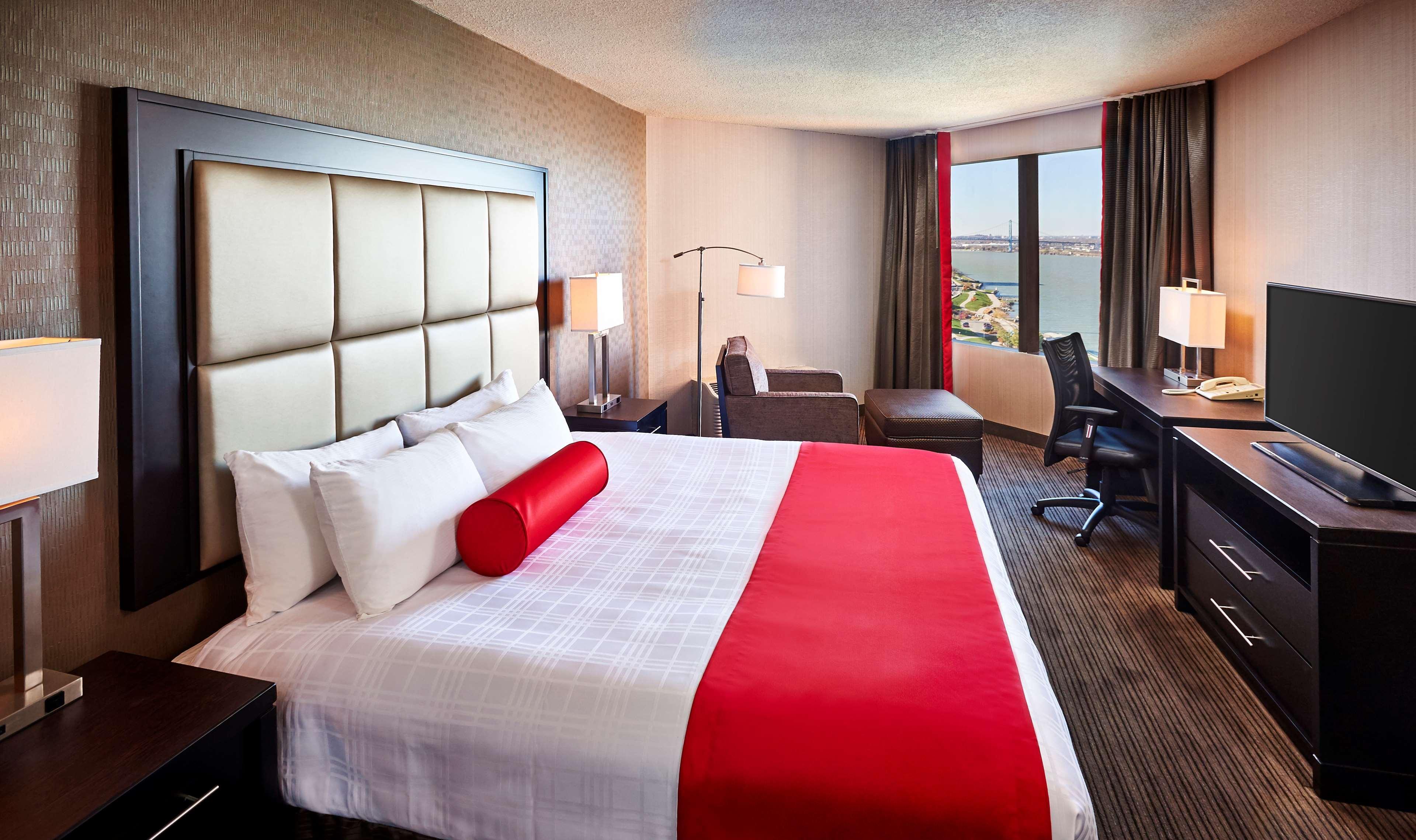 Western Waterfront Hotel