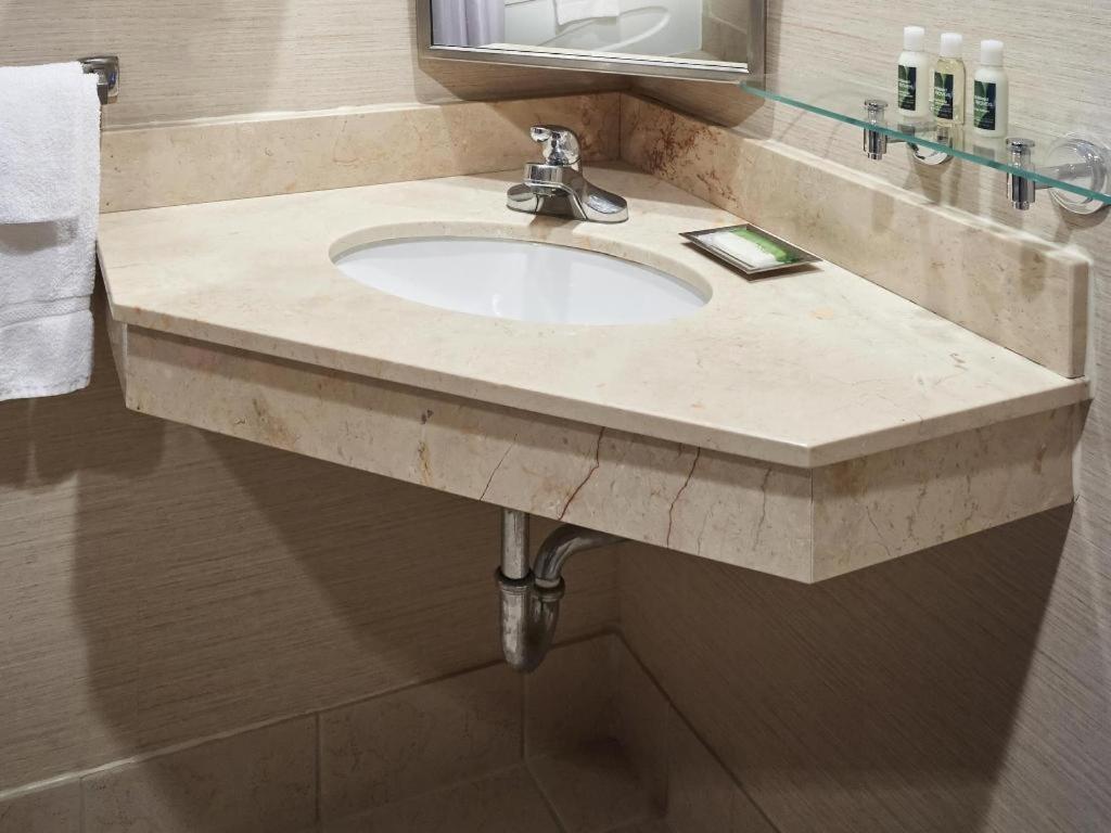 Western Waterfront Hotel 3*